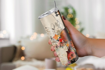Preview: Thermobecher mit Violin-Design – Eleganz für Musikliebhaber (590ml) Preview: Thermobecher mit kunstvollem Violin-Design, kombiniert mit floralen Mustern und Musiknoten, gehalten in einer Hand vor einem gemütlich beleuchteten Innenraum mit unscharfen, warmen Lichtakzenten im Hintergrund.